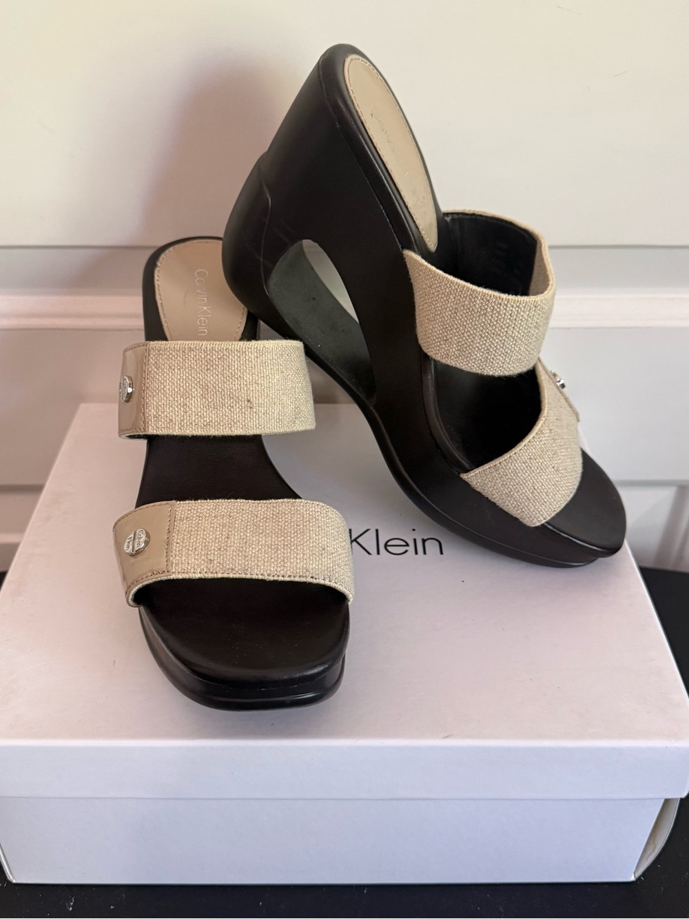 Calvin Klein Women's Yanz Wedge Sandals Size 7M
